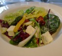 Салат из красной фасоли с творожным сыром, красным луком и сезонным салатом рецепт с фото