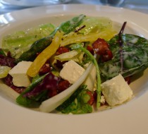Салат из красной фасоли с творожным сыром, красным луком и сезонным салатом рецепт с фото