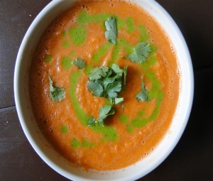 Суп из моркови, брокколи и имбиря, с бобовыми проростками и зеленым луком