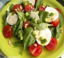 Салат из шпината с миндалем и помидорами рецепт с фото