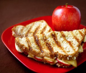Сэндвичи на гриле с сыром и яблоками