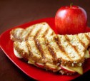 Сэндвичи на гриле с сыром и яблоками рецепт с фото