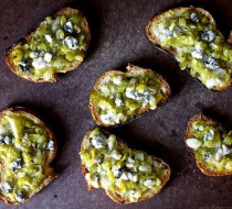 Тосты с пармезаном, голубым сыром и зеленым луком рецепт с фото