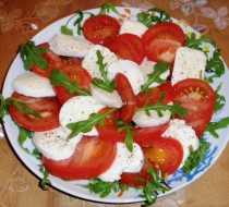 Моцарелла с помидорами и рукколой рецепт с фото