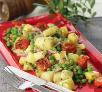 Теплая картофельная закуска с зеленым горошком, жареными томатами и укропом рецепт с фото