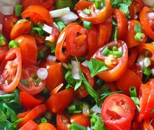 Красный салат из перцев и томатов с чесноком