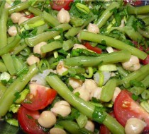 Салат из зеленой фасоли и черри с винегретом из шалота рецепт с фото