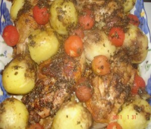Куриные бедрышки запеченые с картофелем и томатами