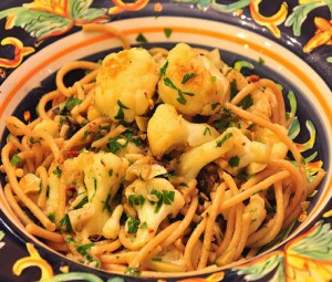 Спагетти с цветной капустой, оливками и миндалем