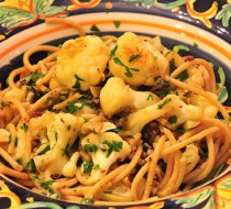 Спагетти с цветной капустой, оливками и миндалем рецепт с фото