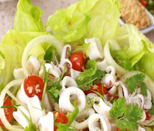 Салат из морепродуктов с лаймовым соусом