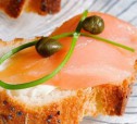 Копченый лосось с коньячно-тминным майонезом на тостах из французского хлеба рецепт с фото