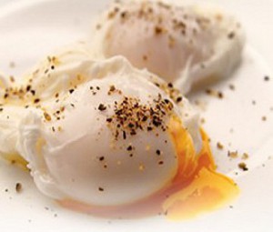 Яйцо пашот со шпинатом и острым маслом