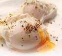 Яйцо пашот со шпинатом и острым маслом рецепт с фото