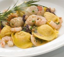 Равиоли с морепродуктами в сливочно-сырном соусе рецепт с фото