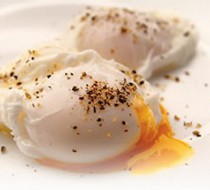 Яйцо пашот со шпинатом и острым маслом рецепт с фото
