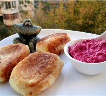 Картофельные пирожки с брынзой и свекольно-сметанным соусом рецепт с фото