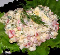 Слоеный овощной салат крабовыми палочками