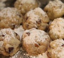 Печеные шарики с грецкими орехами в сахарной пудре рецепт с фото