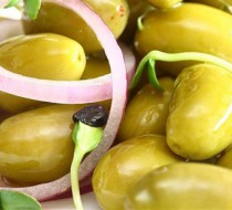 Салат с луком и оливками рецепт с фото