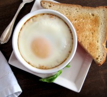 Печеная яичница с креветками в сметанном соусе рецепт с фото