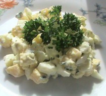 Салат с сыром и яйцами