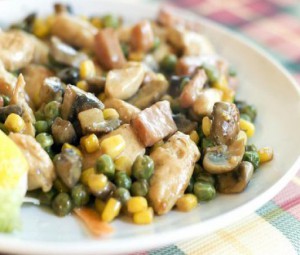 Куриный салат с грибами и зеленым горошком