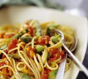 Спагетти с зеленой спаржей, помидорами и кинзой рецепт с фото
