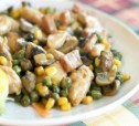 Куриный салат с грибами и зеленым горошком рецепт с фото