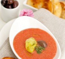 Холодный суп из красных перцев с базиликом и крутонами рецепт с фото