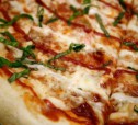 Пицца с курицей, базиликом и моцареллой рецепт с фото