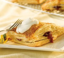 Французские пирожки из слоеного теста с мягким сыром и малиной рецепт с фото