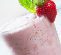 Ванильный молочный коктейль с клубникой рецепт с фото