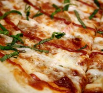 Пицца с курицей, базиликом и моцареллой рецепт с фото