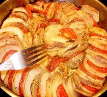 Кусочки картофеля, запеченные с помидорами и базиликом рецепт с фото