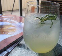 Водка с лимонадом и розмарином рецепт с фото