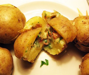 Картофель печеный в мундире, с соусом