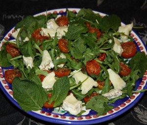 Салат с вялеными помидорами и козьим сыром