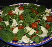 Салат с вялеными помидорами и козьим сыром рецепт с фото