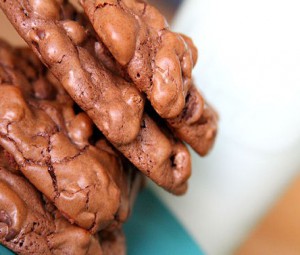 Шоколадное печенье с фундуком в потрескавшейся глазури