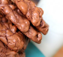 Шоколадное печенье с фундуком в потрескавшейся глазури рецепт с фото