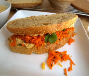 Бутерброды с морковью и чесноком