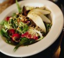 Салат из рукколы и груши с маскарпоне и жареными грецкими орехами рецепт с фото
