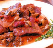 Рагу из говядины с красным вином и грибами рецепт с фото