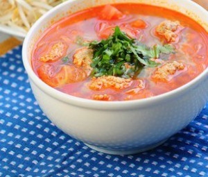 Суп из баранины с горохом, фрикадельками и томатом