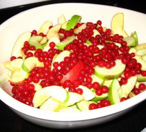 Яблочно-сливовый салат с красной смородиной