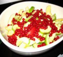 Яблочно-сливовый салат с красной смородиной рецепт с фото
