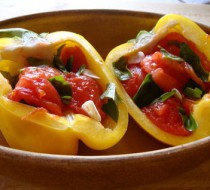 Перец, запеченный с томатами черри, базиликом и майораном рецепт с фото