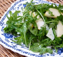 Салат из рукколы с грушей, пармезаном и бальзамическим уксусом