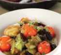 Лук-порей, тушеный с черносливом и помидорами черри рецепт с фото
